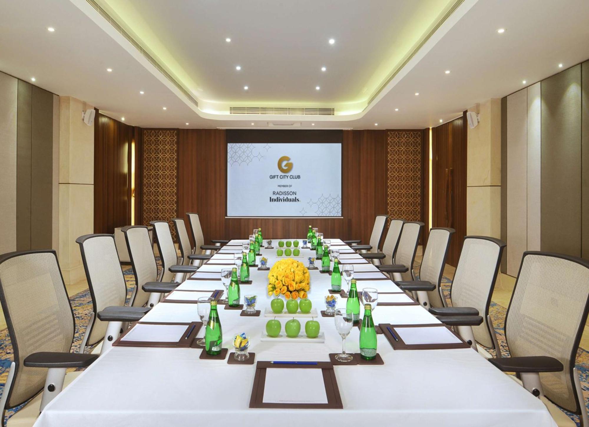 Gift City Club, A Member Of Radisson Individuals Gandhinagar Eksteriør billede