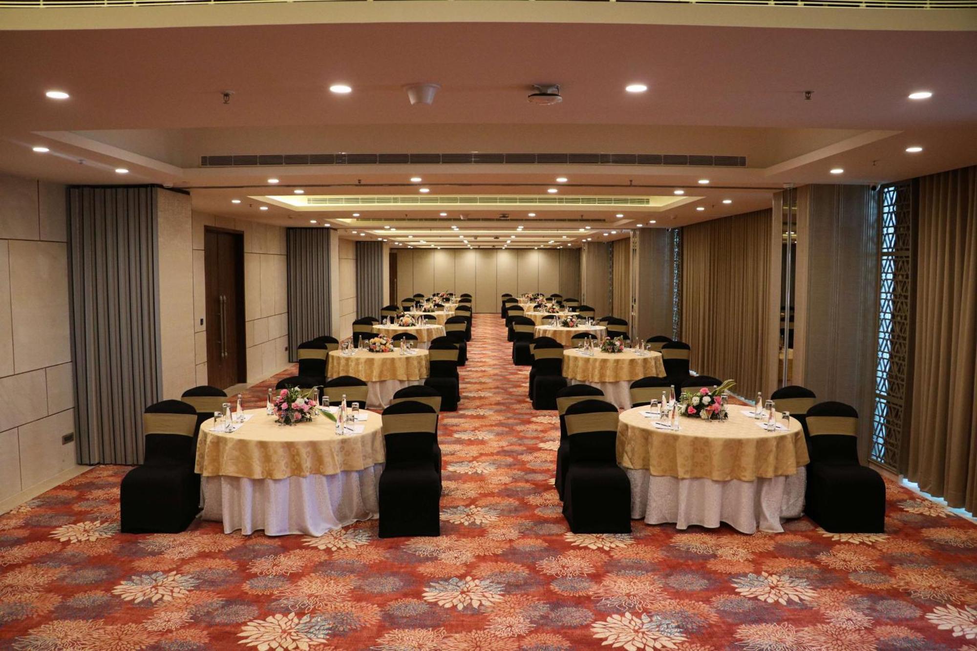 Gift City Club, A Member Of Radisson Individuals Gandhinagar Eksteriør billede