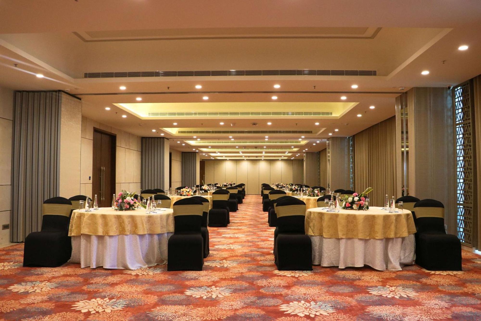 Gift City Club, A Member Of Radisson Individuals Gandhinagar Eksteriør billede