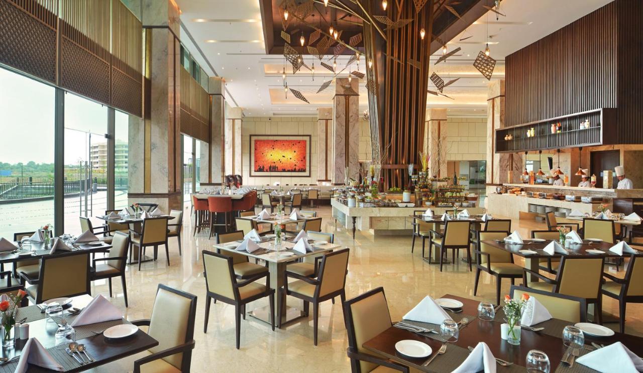 Gift City Club, A Member Of Radisson Individuals Gandhinagar Eksteriør billede