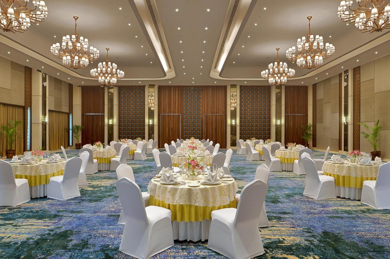Gift City Club, A Member Of Radisson Individuals Gandhinagar Eksteriør billede